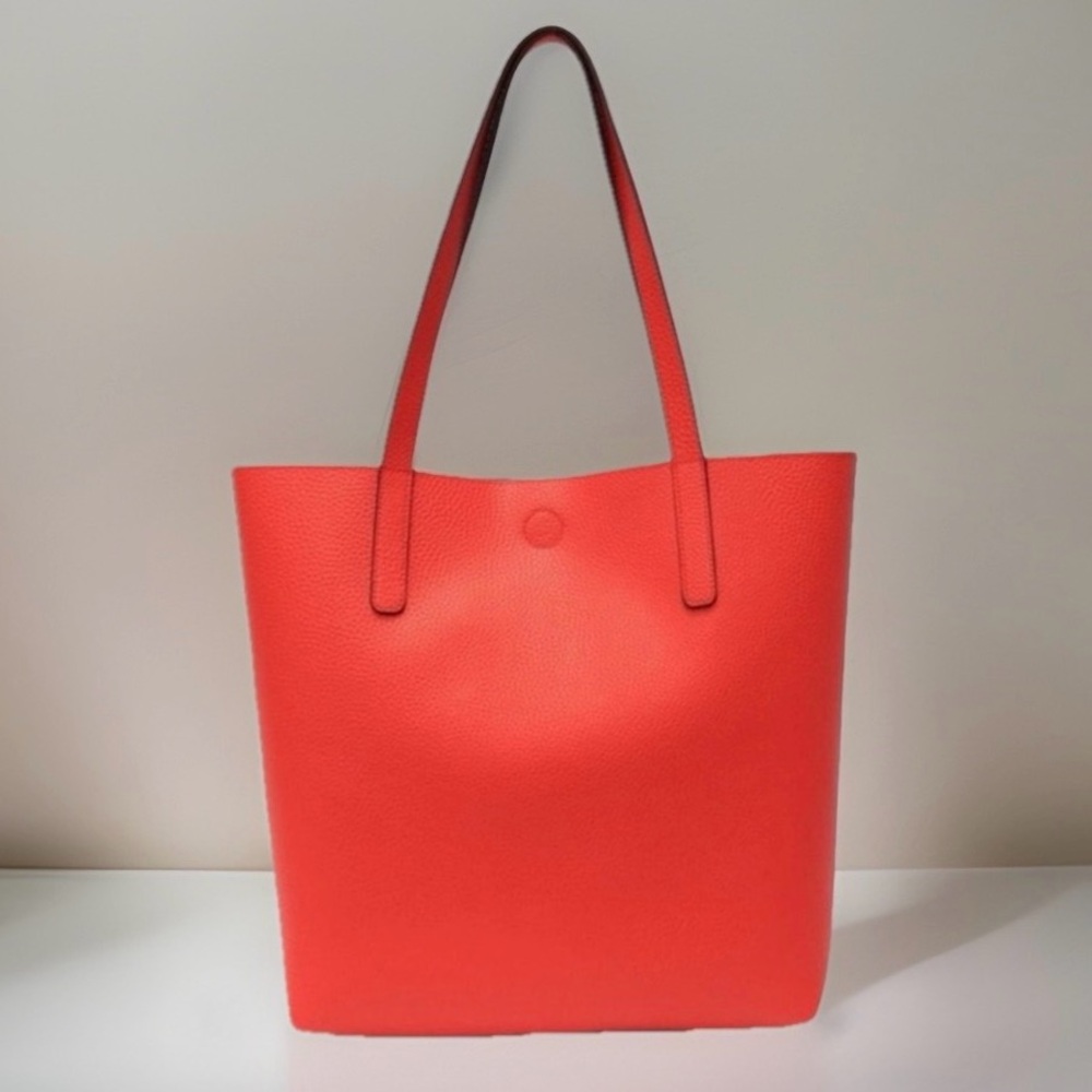 Reversible Red Beige Classic Tote Handbag - Picture 2 of 3